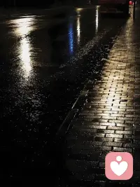 ～～雨是天空落下的温柔絮语，敲开心底紧锁的情绪。那些压抑许久的委屈、深夜辗转的遗憾，都在雨天有了安放的出口。不必独自熬过潮湿的情绪低谷。我是小暖，以温柔作伞，接住你的所有不安，陪你等风雨散尽，心里重归晴朗！配图