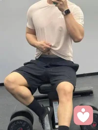 镜子里的变化，始于每一次不想开始却依然坚持的瞬间，不是为了征服器械，而是为了驯服那颗偶尔想要放弃的心，5年的坚持换来的就是那越来越坚韧的线条