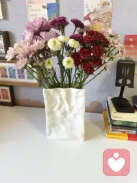 一束小花，一方书桌，不用追赶世间喧嚣。内心安稳平和的时候，幸福从来都简单得触手可及。配图