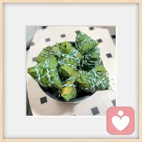 【短剧小片段】
镜头：一碗捆好的青粽子静静摆放
旁白：我们每个人，都像这颗被粽叶层层裹住的粽子。
外人只能看见外面平整翠绿的外皮，看不见里面藏着甜或咸的馅料，更不知道缠绕周身的线，捆住了多少没说出口的委屈。
你总勉强自己展露完美的外皮，把心酸、遗憾全部闷在心里独自消化，可粽子尚且需要沸水熬煮才能释放风味，你也不必硬扛所有情绪。
心里堵得慌不用独自硬撑，在这里，你可以拆开层层伪装，把藏在心底的心事慢慢说给我听。配图