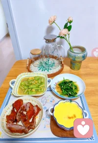 【微小确幸】生活的美好，往往藏在这些不起眼的瞬间。比如，一桌热气腾腾的饭菜。配图