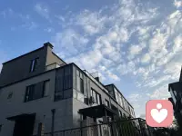 【讨好、自卑、缺安全感，你的亲密困局，根源藏在原生家庭】

不少来访者来找我梳理婚姻、恋爱矛盾，聊到最后会发现，所有感情里的内耗，全部复刻了童年和父母的相处模式。

从小习惯讨好的人，在伴侣关系里总习惯性妥协，害怕冲突，不敢表达需求，总担心被抛弃；长期被父母否定打压的人，伴侣一句批评就陷入自我怀疑，拥有强烈的“不配得感”；成长在充满争吵家庭的人，遇到矛盾第一反应就是冷战、逃避。

这在心理学上叫强迫性重复：我们会下意识复刻童年熟悉的关系模式，潜意识渴望在新的亲密关系里，弥补当年未被满足的爱与认可。可原生家庭的缺口，从来无法靠伴侣填满。

想要打破循环，先要看见根源。日常可以做简单觉察练习：每次情绪崩溃、忍不住讨好、自我否定时，停下来问问自己，这种感受是不是小时候面对父母时也有过？

看见创伤，才是疗愈起点。先学会自我滋养，给自己缺失的肯定、包容、安全感，不再向外索取情绪价值。当你能完整接纳自己，不再依赖他人填补内心空洞，才能拥有平等、舒服、稳定的亲密关系，斩断原生家庭创伤的代际传递。配图