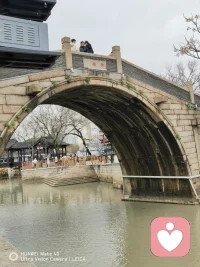 我们渴求外界的认可填补内心空缺，却忘了最稳固的底气只能内生。不必逼迫自己事事周全，也不必追赶所有人的步调。接纳情绪的起伏，包容选择的偏差，把注意力收回自身，慢慢打磨节奏，才能挣脱内耗的漩涡，获得长久安稳的内心秩序。配图
