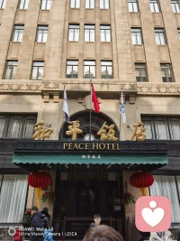 很多人以为出轨是一时冲动的新鲜感，真正经历过才明白，更多是短暂放纵后的无尽内耗。出轨的瞬间或许有短暂的刺激，但新鲜感褪去后，剩下的只有愧疚、焦虑和自我厌恶。
 
事后会陷入长久的心理矛盾，一边无法原谅自己的背叛行为，一边害怕破坏原本安稳的生活、伤害真心对待自己的人。夜里常常反复回想自己的过错，清楚知道自己辜负了信任，再也无法坦然面对身边人真诚的爱意。
 
新鲜感永远短暂，可愧疚感会无限延续。出轨从来不是感情的救赎，而是亲手毁掉自己的口碑、真诚与安稳。到最后才彻底醒悟，一时的侥幸，换来的是长久的心理枷锁，真正珍贵的安稳，早已被自己亲手弄丢。