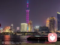 母亲高质量的陪伴，是孩子建立安全感的基石。幼年时稳定的照料与情感回应，会让孩子形成安全依恋：他相信自己是被接纳的，敢于探索外界，也有能力表达情绪。
 
陪伴不等于时刻贴身看管，核心是情感在场。孩子难过时被安抚，好奇时被倾听，犯错时被包容，这份体验会内化成为自信。
 
反之，过度包办、没有边界的陪伴，容易造成孩子心理依赖，阻碍独立人格发展，难以完成心理分离。健康的母子陪伴，是先给予温暖托底，再慢慢放手，让孩子在爱里获得独自面对世界的力量。