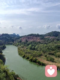 我们习惯伪装情绪，遇事默默隐忍，把委屈全部藏在深夜里。没人懂得你笑脸下的疲惫，没人接住你突如其来的难过。硬扛解决不了心结，长久压抑只会透支身心，放心倾诉，你的所有委屈都值得被温柔接纳。