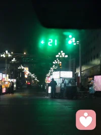 失业第三个月，我把自己困在出租屋里。窗外梅雨季连绵的雨，像我化不开的焦虑——投出的127份简历石沉大海，仅有的3次面试都卡在终面，房租即将到期，银行卡余额日渐见底。
 
深夜躺在床上，反复质问自己：“是不是我不够好？是不是再也找不到合适的工作了？”迷茫像潮水，一次次将我淹没。我开始逃避，招聘软件打开又关掉，朋友的问候懒得回复，甚至不敢跟家人坦白近况，怕他们担心，更怕听见自己的底气在颤抖 。
 
直到某个失眠的凌晨，我看着窗外淅淅沥沥的雨，忽然想起小时候学骑自行车。摔了无数次，膝盖青一块紫一块，也曾坐在路边委屈想哭，觉得自己永远学不会。可后来，不知不觉就稳住了车把，迎着风骑了很远。
 
我忽然明白，人生从没有白走的路，低谷不过是蓄力的间隙。失业不是失败，而是一次暂停、一次筛选——筛掉不合适的过往，让真正匹配的未来慢慢靠近。
 
从那天起，我不再内耗焦虑。每天按时起床，整理简历、优化作品集，把每一次拒绝都当作打磨自己的机会；累了就去公园散步、看书，不再把自己关在负面情绪里。我告诉自己：“慢慢来，适合我的工作，一定也在等我出现。”
 
就在失业后的第四个月，一个晴朗的周一，我收到了心仪公司的Offer。岗位匹配我的专长，氛围契合我的期待，连通勤距离都恰到好处。
 
原来，那些深夜的迷茫、一次次被拒绝的失落，都在为最后的“刚刚好”铺路。人生总有雨落的低谷，但只要不放弃、不怀疑自己，耐心沉淀，终会等到属于自己的天晴，遇见那份恰逢其时的配图