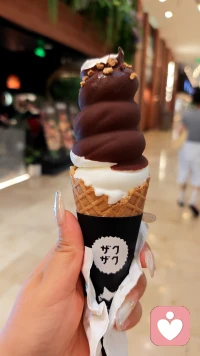 倘若心事太多，被情绪困住，尽管讲给我听。我耐心倾听你的所有烦闷，接纳你的脆弱。等你说完，我可以亲亲你，抚平心里的疲惫。配图