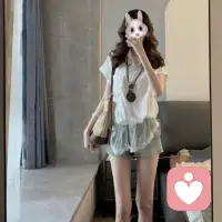 人总在深夜和自己和解，那些说不出口的委屈、无处安放的焦虑，不用硬扛。不必强迫自己乐观，允许情绪短暂陷落，好好倾听内心，也是一种自愈。如果你心里积压了心事，我愿意安静听你倾诉。配图