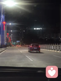 允许自己偶尔崩溃，不必时刻坚强，其实很多内耗，都是跟过去不肯和解，不必讨好所有人，你的感受最重要。配图