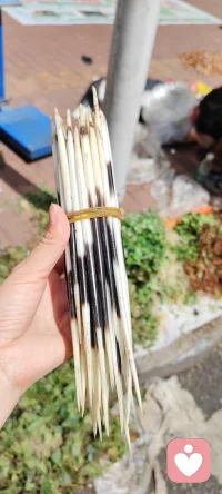 看吧！我也是不完美的…
   最近长痘了…
   今天逛了端午集市，发现了很多可可爱爱的东西…
  生活总是和柴米油盐酱醋茶挂钩的…
    有时候压力大的时候，可以去市场看看这热闹的景象…
    买买喜欢的东西和食物…回家做上一顿美食…
     你会发现活在当下就是最好的！
      没有过不去的过去，乱七八糟的现在，还没有发生的未来！
      吃好每顿饭，过好每一天！就是你对今天最好的馈赠！
      端午安康！愿我们心安宁，人康健！
      天天开心！岁岁平安！配图