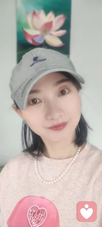 女孩子仅有美貌，为何容易沦为一场灾难
 
美貌本身从不是原罪，真正酿成悲剧的，是只有美貌，别无支撑。空有一副好看皮囊，内里没有认知、底气、能力与底线，美貌反而会变成锋利的双刃剑，困住甚至摧毁自己。
 
一、美貌会引来低质量的觊觎，而非真心尊重
 
空有颜值却无内核的女生，最容易被世俗浅层看待：
 
1. 靠近你的人大多贪图外表，看重你的观赏价值，而非你的思想、性格与价值。对方只想占有你的好看，不愿接纳你的脆弱、包容你的平凡，一旦容颜褪色，好感瞬间消散。
​
2. 极易陷入短择、消耗型关系。追求者大多带着轻薄、功利的目的，很少有人愿意长久深耕、平等对待；很容易被甜言蜜语裹挟，误以为偏爱是真心。
​
3. 容易遭遇恶意打量、骚扰、偏见，旁人默认你“靠脸就行”，忽视你的努力，甚至给你贴上花瓶标签，否定你的所有付出。
 
二、容易滋生惰性，放弃自我成长
 
当美貌能轻易获得优待：出门有人迁就、办事有人帮忙、社交自带便利，人很容易产生错觉：
 
- 不用读书、不用打拼、不用修炼心性，单凭长相就能走捷径；
​
- 不愿打磨专业、积累财富、建立独立思维，把颜值当成终身底牌；
可美貌保质期极短，岁月、状态、健康都会消磨容貌，等到红利消失，身无长物，瞬间失去所有依靠。
 
三、内心脆弱，极度依附外界评价
 
只靠美貌立足的人，自我价值完全绑定外表：
 
1. 极度在意别人的眼光，一旦有人说不好看、出现皱纹、身材走样，就会陷入巨大自卑，情绪完全被外貌左右；
​
2. 习惯靠他人的喜欢证明自己，一旦没人追捧，就会陷入空虚迷茫，没有独处自洽的能力；
​
3. 缺乏独立决断力，习惯依靠他人提供资源、保护，失去独自对抗生活风雨的勇气。
 
四、极易卷入欲望与算计，失去选择权
 
美貌是无防御的稀缺资源，没有认知和底气做铠甲，很容易被环境裹挟：
 
- 容易被诱惑走捷径：依附他人换取物质，放弃自主人生，最后被动受制于人；
​
- 容易卷入攀比、雌竞，陷入容貌焦虑内耗，不断透支自己迎合审美；
​
- 没有辨别人心的智慧，分不清善意和算计，很容易被骗、被消耗，受伤后没有翻盘的资本。
 
五、真正的解药：美貌只是加分项，内核才是避风港
 
美貌是一张入场券，但决定人生走向的永远是内在：
 
1. 有谋生能力：经济独立，不用靠讨好别人生存；
​
2. 有完整认知：清醒识人，懂得拒绝，不被甜言蜜语蒙蔽；配图