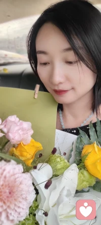 最近很忙…
  
忙的  停下来收到一束花…都可以让我很开心…
  当你心情不好的时候…一定要去买花…
   花是可以调节心情的美好的事物…
    开心才能长寿，才能抗衰…
   祝大家天天开心