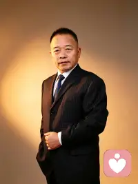 我知道你正走在一条不容易的路上。那些曾经的委屈、伤痛与自我怀疑，像沉重的包袱压在你心头，让你觉得疲惫又迷茫。但请相信，每一次咬牙坚持，每一次在黑暗中摸索前行，都是你在积蓄力量。

你不必强迫自己立刻变得强大，也不必苛责自己偶尔的脆弱。试着把目光从外界的评判收回来，温柔地看向自己：看见那个在困境中依然没有放弃的你，看见那个即使受伤也努力想要变好的你。

慢慢来，允许自己有情绪，允许自己不够完美。当你开始接纳自己的全部，包括那些不完美和伤痕，你就会发现，内心会生出一种坚定的力量。这份力量不是来自别人的认可，而是源于你对自己深深的理解与爱。在这条渐渐强大的路上，愿你学会拥抱自己，成为自己最温暖的依靠。