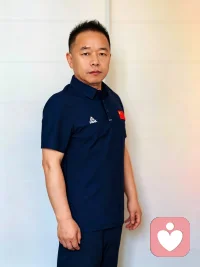 每个人都是独一无二的个体，不必活在大众的标准里。学会独立思考、理性判断，遵从自己的内心和需求。敢于与众不同，坚持自己的节奏，不盲从、不跟风，活出专属自己的人生。配图
