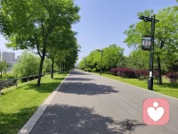我们终其一生找的，不过是个能听你说废话的人。你说绿豆汤放两勺糖，他记着；你说加班委屈，他不劝“别难过”，只说“我在”——那些没说出口的情绪，有人接住就是救赎。配图