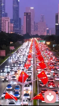 国庆的风，带着初秋的温柔，也捎来了难得的慢时光。
平日里我们都被工作、节奏、琐事推着往前走，忙着赶路、忙着奔赴生活，留给彼此的时间细碎又仓促。而七天长假，是成年人最好的感情缓冲期，不用赶早八、不用追进度，只适合和喜欢的人，慢慢相处、好好相爱。
很多人说，假期最考验爱情。
确实如此。短期的朝夕相处、全程陪伴，会放大彼此的小习惯、小脾气，也最容易暴露感情里的相处问题。有人假期越爱越甜，朝夕相伴却不觉得腻；也有人共度几天，矛盾不断、争吵频发，瞬间消耗掉积攒已久的爱意。
后来慢慢明白，恋爱从不是轰轰烈烈的浪漫，而是烟火日常里的适配，是长假朝夕里的包容与松弛。
真正舒服的感情，从来不是时时刻刻黏在一起、事事完美契合，而是哪怕无所事事，静静待在彼此身边也不会尴尬；哪怕偶尔有分歧，也愿意好好沟通、彼此迁就；哪怕褪去新鲜感，依旧珍惜朝夕相伴的温柔。
国庆的意义，不止是奔赴山海的旅行、热闹丰盛的欢聚，更是给爱情一次沉淀升温的机会。
不用刻意制造盛大惊喜，不用强行堆砌仪式感。一起逛一次街边的夜市，一起在家做饭追剧，一起慢悠悠散步看落日，一起聊聊日常、说说心事。平凡的碎片拼凑起来，就是最安稳、最长久的爱意。
愿我们都能在这个悠长假期里，读懂爱情的真谛：最好的爱人，是能陪你奔赴热闹，也能陪你安度平淡；最好的感情，是朝夕相处不厌，岁岁年年心安。