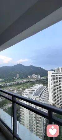 很多陷入感情矛盾的人，第一反应就是不断去讲道理、翻旧账，一心想要分出到底是谁做错了。可越争辩，两个人之间的距离反而越远。
 
婚姻出现裂痕，往往不是一件事造成的，而是日积月累失望的叠加。一味的指责、辩论输赢，只会让对方关闭内心，不愿意再和你沟通。
 
给大家四个修复关系的小思路：
1、先停止无休止的翻旧账。不要每次聊天，都把过去所有委屈全部拿出来复盘。旧事反复提起，只会激化情绪，很难解决当下的问题。
2、先处理情绪，再处理事情。双方都在愤怒的时候，不要强行沟通。可以约定短暂暂停，等心态平复之后，再坐下来交流。情绪上头的时候，说出来的大多都是伤害彼此的气话。
3、学会表达感受，而不是审判对方。尽量少说“你总是伤害我”，换成“这件事发生之后，我内心觉得很难受”。描述自己的感受，更容易被对方接纳。
4、修复没有捷径，不要期待一次沟通彻底改变一切。冰冻三尺非一日之寒，关系回暖需要反复的耐心，不要聊一两次看不到变化，就立刻陷入绝望。
 
感情里面没有绝对的赢家。所谓修复，不是要对方低头认错，而是两个人可以心平气和的沟通，相互体贴理解包容，同时也需要一个过程，逐步弥合相互间的一些小的摩擦矛盾