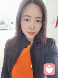 虽然身为40➕的女性，但依然会发现，人生前半段的时光都在按部就班完成，而人生的后半场，却是一个全新的开启。无论生活，事业，或者是自我成长都是可以重新拉开帷幕的～可以变通～可以升华～可以创造～也可以更美，跟随心❤️的变化，活出新的自己！
在这样一个环境里，我是一个新人，初来乍到，请多关照💕配图