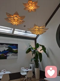话题：昨天有人咨询我，“上无老下无小，觉得生活没有寄托和奔头”。
答复：
1.人这一生，父母和孩子都只能陪你一程，都是来渡你的。
父母决定了你的出厂设置，伴侣和孩子有的是来报恩，有的是来报仇。如果六亲浅薄，也是一种修行，何必强求呢。
2.人生的意义是什么呢？
其实没什么大的意义，一生的七情六欲，都是体验而已。下一世还要重来，真想脱离轮回，还需要几世的机缘呢。