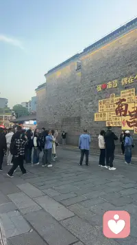 城市慢慢安静，心事却开始清晰
如果你此刻失眠烦躁，心里堵得慌
找不到人好好说话
我是倾听师，今夜在这里，安心倾听，不打断不指责只耐心听你把心里话说完，
会包容所有脆弱，你不必一直假装坚强

深夜的情绪最需要温柔承接
白天忙着扮演大人，夜晚可以安心坐回自己
在这里把鸡压的委屈迷茫，遗憾慢慢倾诉出来，让情绪找到出口
我始终愿意做你深夜专属的倾听港湾