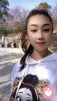 很多人习惯把情绪藏起来，觉得难过是脆弱，倾诉是打扰，可心里积攒太多委屈，纠结疲惫，总会压人喘不过气。如果你此刻无人可说，无处安放我愿意安安静静听你讲，不用伪装。坚强，不用顾虑对错在这里，你只需要做真实的自己。