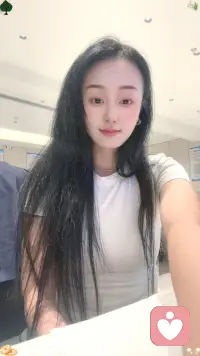 把烦心事丢掉，腾出地方装鲜花。配图