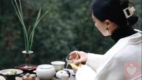 靖雯倾听