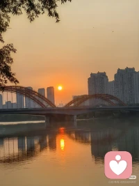 太阳🌞慢慢收敛锋芒，
秋日的黄昏教会我们取舍与释怀，
热烈留给白天，清凉，松弛留给暮色与自己。