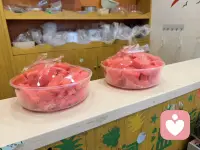 今天买了一个大西瓜，2盒奇异果定价50，然后总共收我135元。我回去的途中，突然感觉，啊，怎么一个西瓜那么重，85元，有15斤？！那我在网上找到店的电话咨询，答案是……？你们猜猜呢，哈配图