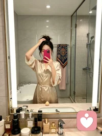 卸下一身紧绷的忙碌，独处浴室的片刻才真正属于自己。也慢慢懂得，最好的感情从来不是依附与讨好，而是先学会温柔善待自己。不必渴求别人带来光亮，内心安稳丰盈时，独处亦是浪漫，爱自己，才是一切美好的开始。。配图