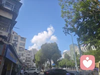 身为一名70后，人到半生满是道不尽的无奈与心酸。一段婚姻走到尽头，独自拉扯孩子，肩上扛着养家育儿的全部重担。这个年纪在职场处处受限，求职屡屡碰壁，现实的磋磨藏着不少难言的悲痛，多少深夜独自消化委屈，无人分担风雨。
纵使生活步步艰难，我从未停下向前的脚步。不愿向困境低头，索性选择自主创业，不靠他人、只凭自己一双手打拼，一心想靠踏实努力闯出属于自己的一片天地。一路走来深知底层谋生的不易，所以也盼着在经营事业的同时，力所能及帮扶更多和我一样负重前行的人，彼此温暖，互相支撑，一起熬过生活的苦，奔赴往后的光亮。配图