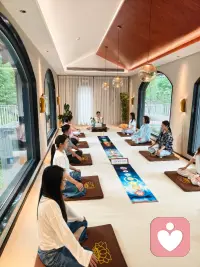 何为得道？
行而不语是修行，光说不做是虚妄。
 
凡人与觉醒者，看似只隔一步，实则难如登天。
普通人总盼着某一天、某个契机才能得道，把道寄托在远方；
觉醒之人明白，当下做到，当下即是得道。
 
真正开悟觉醒，从不是刻意苦修、故作清高，
只是安于本心，以最舒服自在的状态，从容生活。
心不向外求，行不离当下，自在便是道。配图