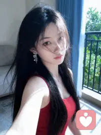 一朵玫瑰
正马不停蹄的成为另一朵玫瑰
你是云，是海，是望却
你也是你曾失去的每一个自己
                           ——博尔赫斯