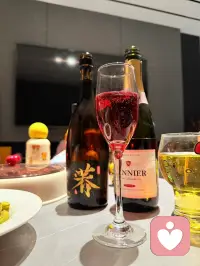 我去引开保安
你去开宇宙飞船逃走吧
飞上天的时候
小心别撞了我的月亮

我就不走了
我还有一瓶酒没有喝完