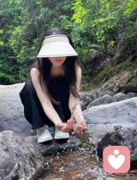 躲进山林听溪水，暂时放下心里积攒的细碎情绪。

#山野治愈 #情绪倾听 #