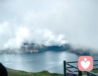 云绕群峰，一池碧水藏山间。
有幸相逢，长白山天池。
