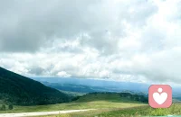 云绕群峰，一池碧水藏山间。
有幸相逢，长白山天池。