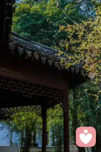 我们都知道要“积阴德”，做善事“隐藏”起来就是“阴德“！摆出来讲就变成了“阳善”
“阳善”享世名，“阴德”天报之！
那做了善事，到底要不要讲？
答案是：没有一定的答案：看情况，看发心，为了自己的私利，果报！看到众生有需要，不讲，用自私自利的心去维护自己的善行，这个善有图，图私利，图果报！从“自私心”出发！这个跟善不相应！
我们都要积阴德，做善事隐藏起来就是阴德！摆出来讲就叫阳善！
那做了善事，到底要不要讲？
答案是：没有一定的答案：看情况，看发心，为了自己的私利，果报！看到众生有需要，不讲，用自私自利的心去维护自己的善行，这个善有图，图私利，图果报！从“自私心”出发！这种心态去行善，果报小还夹带过失

为了启发引导大众把自己的善心，善念，善行的过程讲出来，一方面这个善虽然显露了出来，虽然变成了一种“阳善”！但另一方面又因为这个善种下了一个启发大众法布施更大的一个善！

更重要的是要看发心是从自己出发，还是从利他出发，发心利他的过程还要注意不自己身口意的心态，发心越纯正，果报越殊胜…

做善事要“隐藏”起来的原因之一，一个是保护我们“谦卑”的心态，一个是因为做了善事自己去宣扬的时候这个过程容易调动我们，傲慢，炫耀，自私…贪名，贪利，贪图各种追捧，夸赞，攀比…各种贪嗔痴慢疑…这些心态都会让我们的福报快速下降！甚至还会因此从福报转成灾祸！因为善的大小，主要是根据“心态”来判定的！不是光看行为
关于善的标准，分辨《了凡四训》改过之法里面有细讲！具体内容可以百度搜索：蔡礼旭老师主讲的关于《了凡四训》讲解配图