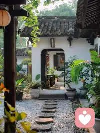 这个三界的“逼迫性”，我们一般分成两块：一个是三苦，一个是八苦。这个三苦是对整个全面的三界而言，把欲界、色界、无色界分成三种痛苦

第一个，苦苦。苦苦，我们第一个观察。痛苦的果报是逼迫性的，这个苦苦主要是观三恶道的痛苦。就是说我们在念佛之前，你要先修观。我为什么要念佛呢？因为我没有念，没有仰仗这个佛号，就有可能会因为过去的罪业，到地狱受刀山油锅的痛苦，到饿鬼道受饥饿口渴的痛苦，到畜生道受系缚打杀的痛苦。所以我们从这个痛苦当中，先觉悟到三恶道的痛苦，这第一个。

第二个，是坏苦。虽然我们有善业，会创造人天的快乐，但人天的快乐有一个问题，它不能持久，总有一天会无常败坏。你看这个诸天，他到了八万大劫的时间，时间到了照样掉下来，所以他情何以堪？你可以想象一个人在这种寂静的状态享受了八万大劫，他死亡当下的恐怖跟失望是多严重！所以坏苦是非常厉害的。

人生最重的痛苦，不是说你没有东西叫痛苦，这不是痛苦。人生最严重的痛苦，是你得到以后又要失掉。你看那个破产的人，他受不了要自杀。穷人他不会自杀，因为他习惯了，他从小就是这样长大。但是你从有钱变成破产，很多人自杀。所以这个坏苦的力量是超过苦苦——这个失坏之苦
第二个，是坏苦。虽然我们有善业，会创造人天的快乐，但人天的快乐有一个问题，它不能持久，总有一天会无常败坏。你看这个诸天，他到了八万大劫的时间，时间到了照样掉下来，所以他情何以堪？你可以想象一个人在这种寂静的状态享受了八万大劫，他死亡当下的恐怖跟失望是多严重！所以坏苦是非常厉害的。

人生最重的痛苦，不是说你没有东西叫痛苦，这不是痛苦。人生最严重的痛苦，是你得到以后又要失掉。你看那个破产的人，他受不了要自杀。穷人他不会自杀，因为他习惯了，他从小就是这样长大。但是你从有钱变成破产，很多人自杀。所以这个坏苦的力量是超过苦苦——这个失坏之苦！

第三个是行苦。这个行苦就比较微细，就是那种身心世界迁流生灭之苦。这个是一般打坐的人、禅定的人才发觉得出来，我们身心世界刹那刹那的流动生灭，相对于涅槃寂静来说，它也是痛苦。
这个苦苦、坏苦、行苦，从整个修学角度来说，我们的主轴在观察坏苦这一块，因为这一块是我们生命当中没办法体验出来，只有从智慧道理的观察。配图