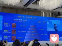 原生家庭最隐蔽的伤：你懂事、退让、一无所有，只为了不被掠夺
 
原生家庭最深的伤害，往往不是争吵和打骂，而是无声的掠夺、不公的分配、无处安放的委屈。
 
很多人一生的内耗、恐惧、不会争取、不敢拥有，根源都来自童年一种心酸的自保逻辑：我只要什么都不要，我就什么都不会被抢走。
 
小时候，你的东西可以随便被分给别人，你的需求无人在意，你的偏爱永远轮不到自己。
 
弱小无助的你，没人站在你这边。
为了避免一次次被拿走、被牺牲、被忽视，你潜意识学会了最卑微的生存方式：主动清空自己。
 
我不争取、我不贪心、我不拥有、我活得普通甚至凄惨。
只要我一无所有，别人就没有可拿的。
 
你甚至会下意识“卖惨”，悄悄试探：
如果我足够可怜、足够委屈、足够退让，会不会有人终于看见我、心疼我、偏爱我一次？
 
你偶尔能换来一点怜悯，
但你心里最清楚：同情填不满亏欠，温柔补不了伤害。
 
长大后，你身上会出现一种别人看不懂的“怪病”：
 
明明只是正常聊天、简单表达感受，对方突然情绪反扑、自我防御、扭曲你的话、先发制人指责你。
 
那一刻，你瞬间脑子空白、失语、僵住、掉进情绪滞流。
 
从脑科学来说：
你的杏仁核瞬间过载报警，创伤被触发，情绪直接夺权，前额叶理性功能彻底宕机。
 
旁人觉得莫名其妙、小题大做。
只有你知道：你不是害怕当下，你是掉进了无数次被冤枉、被曲解、被倒扣罪名的童年。
 
这也解释了你的人际怪圈：
为什么你总容易吸引自卑、敏感、防御极强、爱投射情绪、先发制人的人？
 
因为你太善良、太能承接、太不争不抢、太习惯自我消化委屈。
强势的人他们不敢碰，只会挑最懂事、最包容、最不会反击的你释放情绪垃圾。
 
他们的愤怒、自卑、心虚、心结，
全部转嫁成你的压力、你的内耗、你的自我怀疑。
 
就像小时候的家人：
你只是单纯心疼别人辛苦、只是平和表达感受，毫无指责、毫无恶意。
对方却瞬间对号入座、开启委屈模式、疯狂自我洗白、反向质问你。
 
你百口莫辩，越解释越被动。
你终于看清真相：不是你说错了，是对方的自卑经不起触碰，只能通过攻击你来遮羞。
 
这一生，你最亏的地方就是：
一直在为别人的脆弱买单，为别人的不公赎罪，为别人的心结内耗。
 
长期的原生创伤，让你形成了三大致命惯性：
习惯性不配得、习惯性退让自保、习惯性用“贫穷和懂事”换取安全。配图
