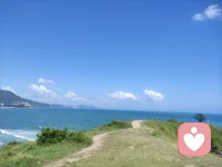 爱是外溢的人格
 
爱有千百种姿态，滋养、期待、信任是爱；
控制、打压、教化也是爱。
 
匮乏的人给出的爱是牺牲，丰盛的人给出的爱是滋养，虚弱的人给出的爱是期待，强大的人给出的爱是允许，恐惧的人给出的爱是控制，勇敢的人给出的爱是放手，自卑的人给出的爱是包办，自信的人给出的爱是信任，无知的人给出的爱是打压，智慧的人给出的爱是启发，外求的人给出的爱是教化，内求的人给出的爱是感化，自私的人给出的爱是筹码，慈悲的人给出的爱是看见，但是真爱只有一种，就是我无条件的爱你。
 
“看不见自己的人，也看不到别人。”
要和本身就很好的人恋爱。