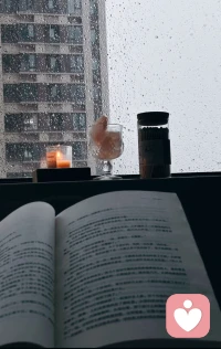 听雨，静坐，别有一番滋味！
檐下悬着旧年的雨，风来，它便碎成千万声叹息。那声音不重，轻得像母亲临行前掖被角的指痕，薄得像故人转身时飘落的衣角。每一个音符都是时光剥落的漆，簌簌落在我心上，染出斑驳的旧影。歌手的声音穿过雨幕，像一双手，小心翼翼地捧着记忆的瓷瓶，怕它碎，又不得不让它碎。那是一种极温柔的残忍——让离别在歌声里重新活一次，再慢慢老去。原来最深的思念不是哭天抢地，而是把一个人藏进檐下的雨声里，等风来时，替他再听一回这人间。配图