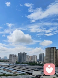 雨后的天空湛蓝湛蓝，淘气的云朵大的小的真想伸手摸一摸，真个天空被雨水洗的干干净净，舒服至极，必须拍照记录📷！