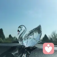 当你足够爱自己，你就会发现，有没有人爱你其实并不重要！
风雨来时能撑伞的是自己，长夜漫漫能点灯的也是自己。
不用逼自己迎合别人的感受，你的感受从来都是最重要，
也不用总揪着自己的缺点不放，你本就值得被自己偏爱，
更不用为了留住谁和讨好谁，丢掉自己的底线和快乐。
做自己的太阳，无需借谁的光，
也不必执着于成为玫瑰，做一株茉莉自有清香。”