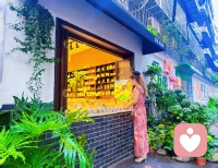 我从来都不好
我是一个嘴硬说反话
转身就掉眼泪的女孩
我黏人、小心眼，占有欲强
极独缺乏安全感
还是一个随时都不开心的女生
我改不掉一生气就不说话
一委屈就掉眼泪，一不开心就不说话
一难过就不吃的毛病
永远都是先惩罚自己
像我这样多愁伤感、情绪化的人
能够留在我身边陪我到最后
一定是世界上最好的人
我什么苦都能吃，唯独吃不了委屈
说话的态度、一个动作伤到我
我就会沉默、也许这辈子都改不了配图
