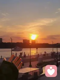 人生多半是一半崩溃，一半自愈。很多深夜独自咽下的委屈，白天还要装作若无其事，有些时候你不必硬撑着独自扛下所有，找一个角落把积压已久的情绪好好释放，允许自己脆弱，才是好好生活的开始。