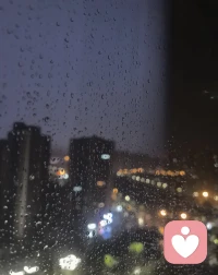 雨声是最好的安抚。暂且放下心里所有的焦虑，好好的放空自己。风雨总会过去，静下心来，慢慢等待属于自己的晴空。