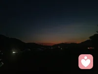 2026年7月23日晚上七点三十四，被琐事压得喘不过气的你不如停下脚步，看看河边的垂柳被风拂动时飘起的柔软枝条，看看远处广场舞队的阿姨们举着彩色的扇子踩着节拍挪动步子，看看刚学会骑车的小朋友歪歪扭扭从身边驶过还笑着挥手，让裹着河水潮气的风掠过发梢，把那些堵在胸口的烦恼都吹得一干二净