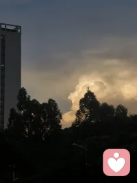 就安安稳稳享受当下的每一刻吧。工作的烦心事暂时放一放，家里的琐碎事慢慢来，拧巴的感情也别揪着不放。多听听自己心里的声音，多照顾自己的情绪，你首先是你自己，才是其他的身份。